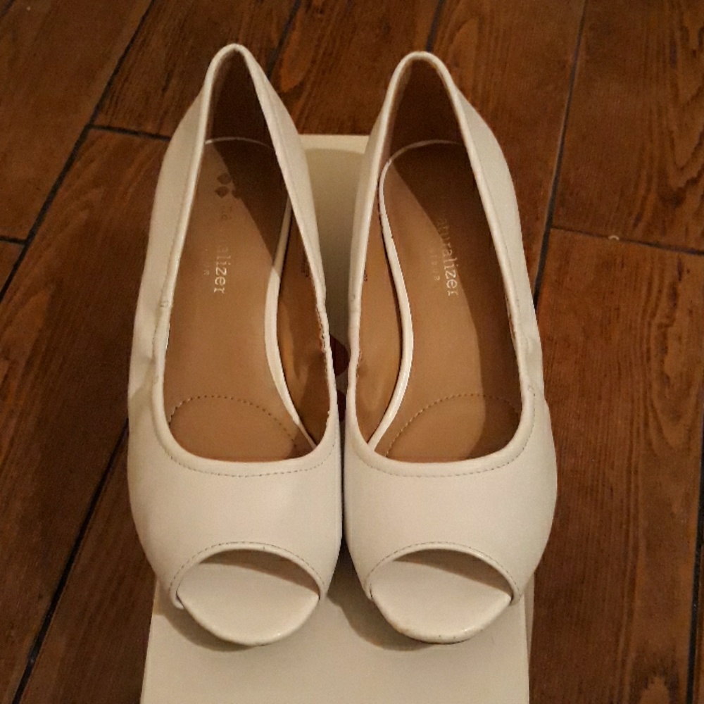 Naturalizer contrast white leather wedges